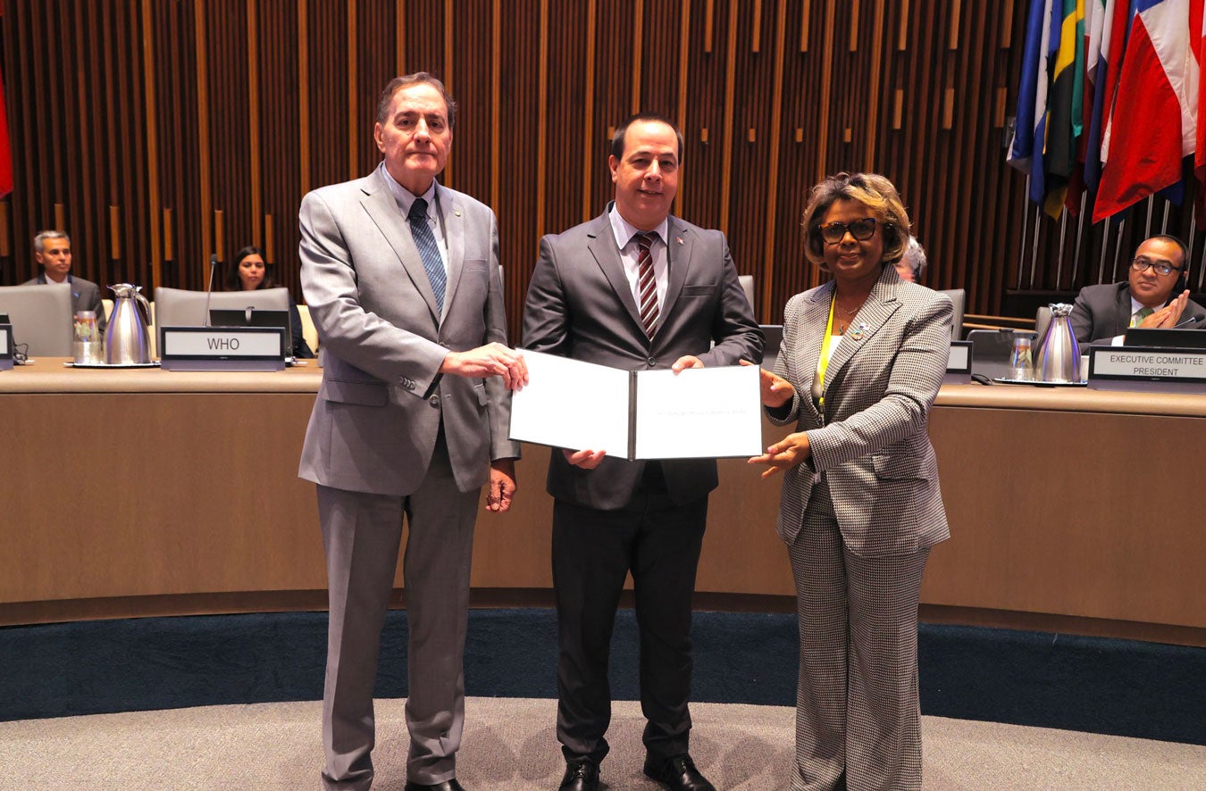 The President of PAHO's 60th Directing Council and Vice minister of Health of Panama, Ivette Berrío, presented this year's award. Since he could not be present at the award ceremony in Washington D.C., the Minister of Public Health of Cuba, José Ángel Portal Miranda, received the award on his behalf. 