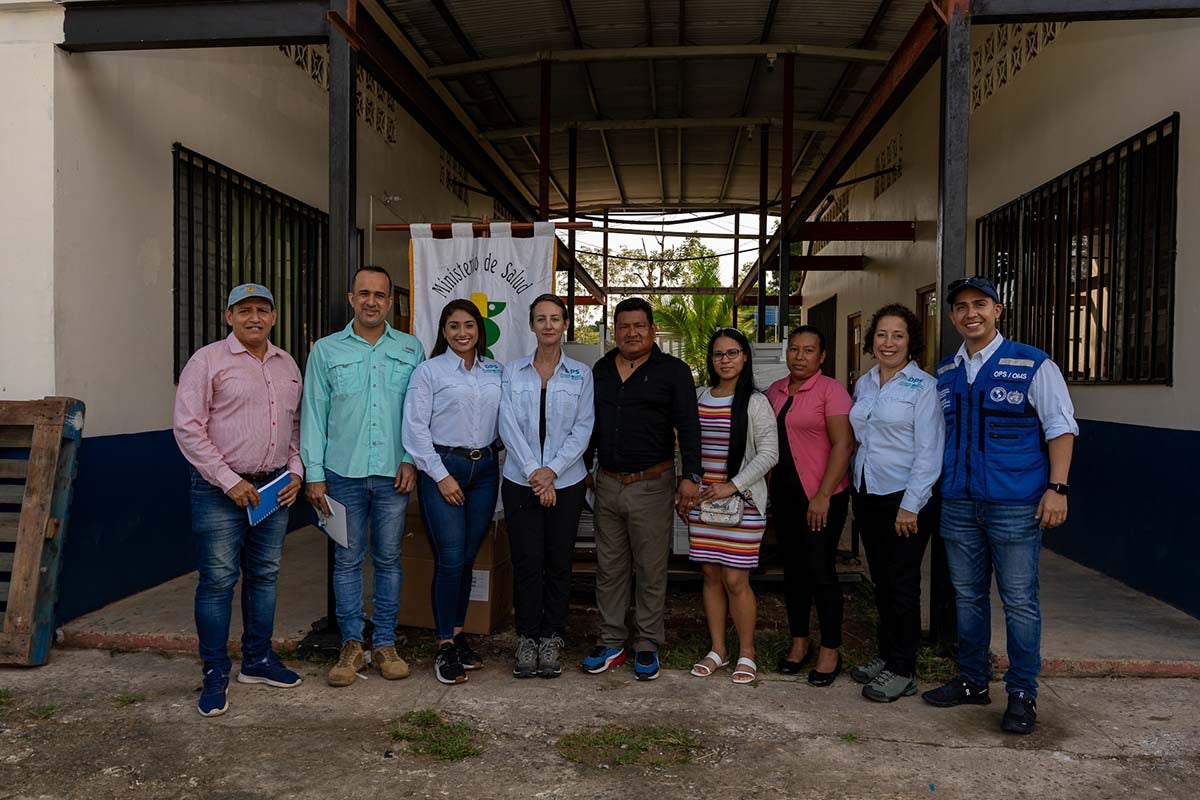 PAHO officials and authorities and the local community