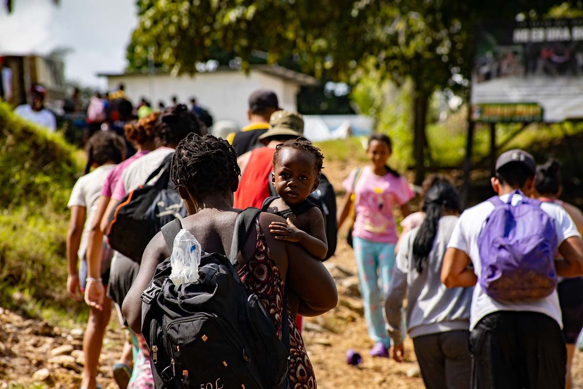 Niño y su familia en viaje migratorio por el Darién