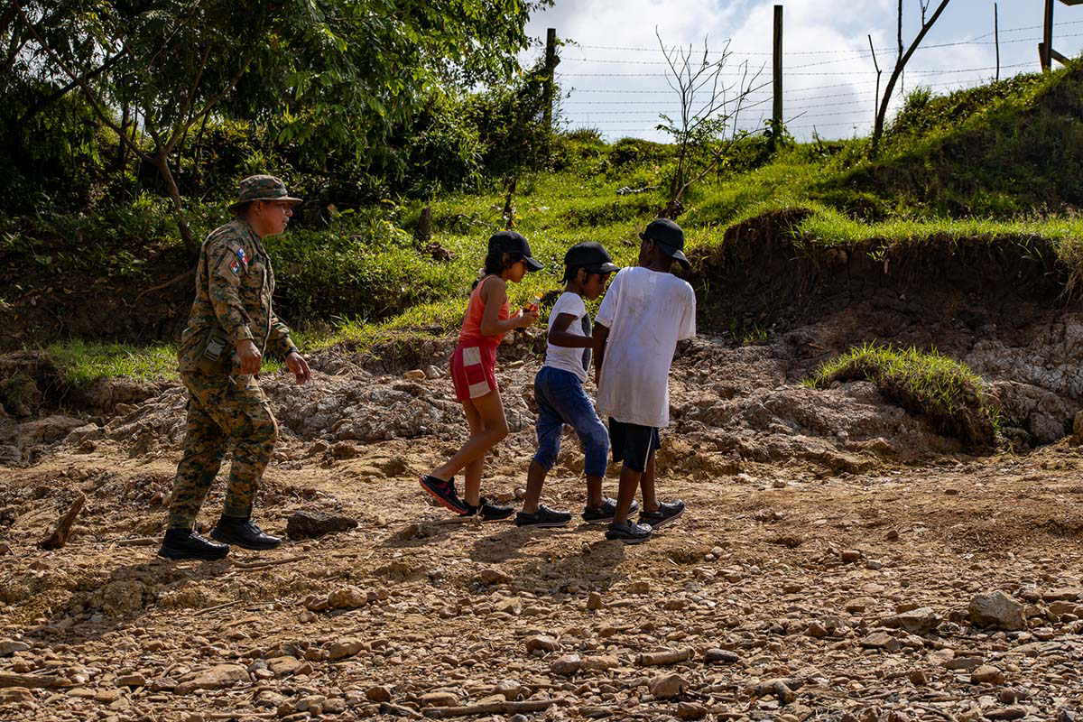 Niños y niñas en tránsito migratorio en la región del Darién