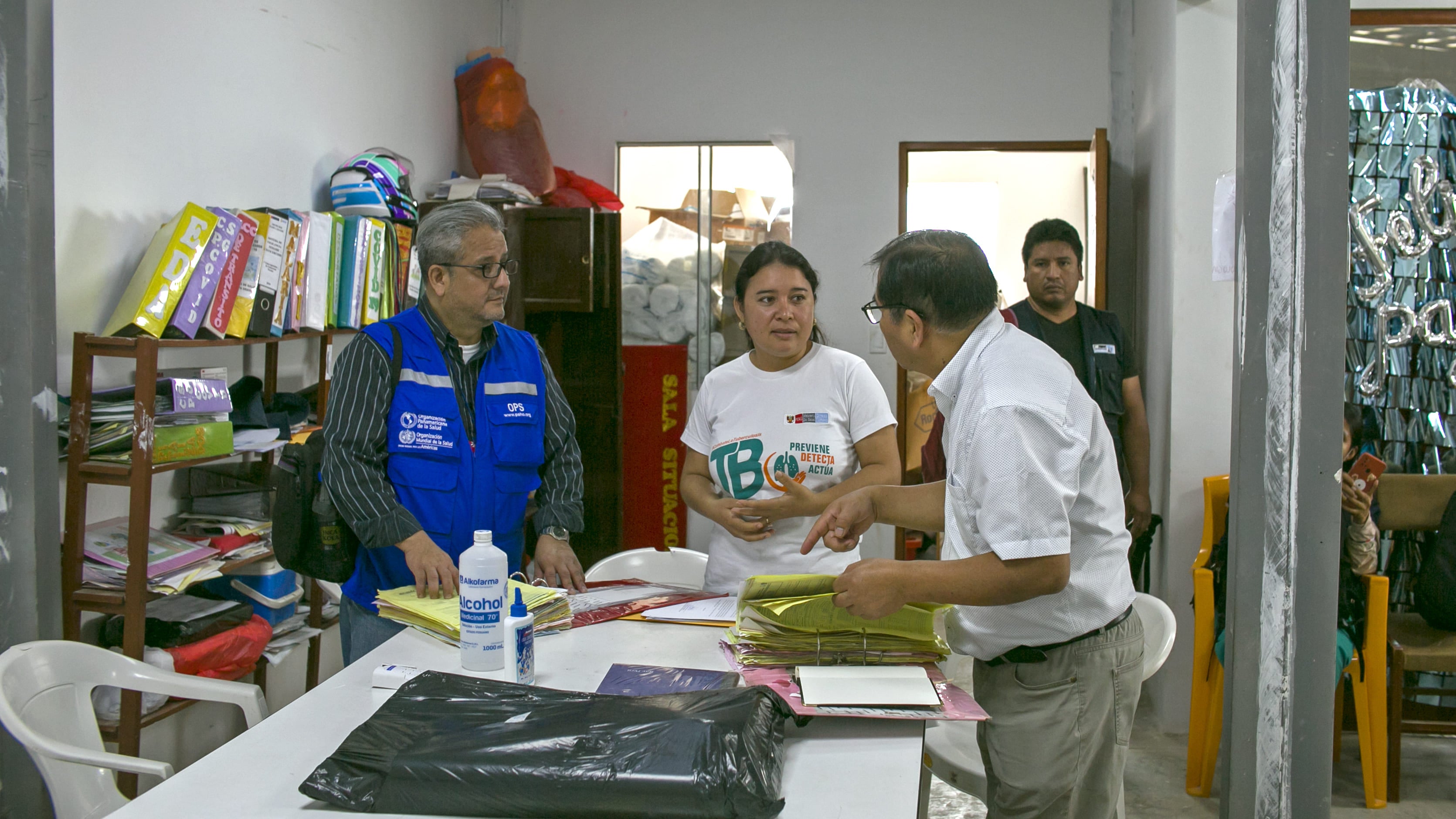 OPS/ Visita de OPS en establecimiento de salud en Tumbes