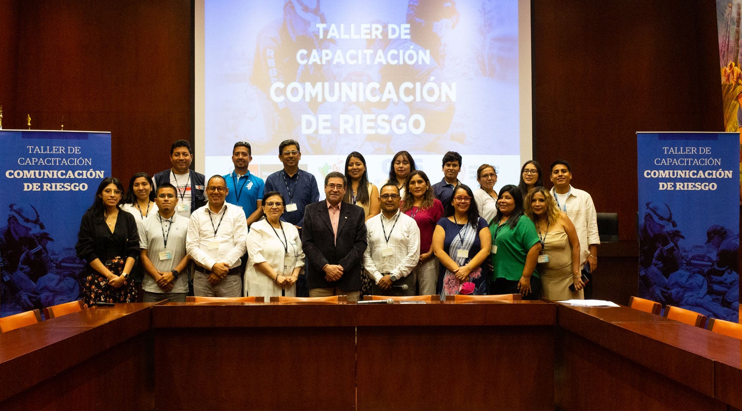 Participantes de uno de los talleres acompañados del Representante de la OPS/OMS en Perú, Dr. Carlos Roberto Garzón.