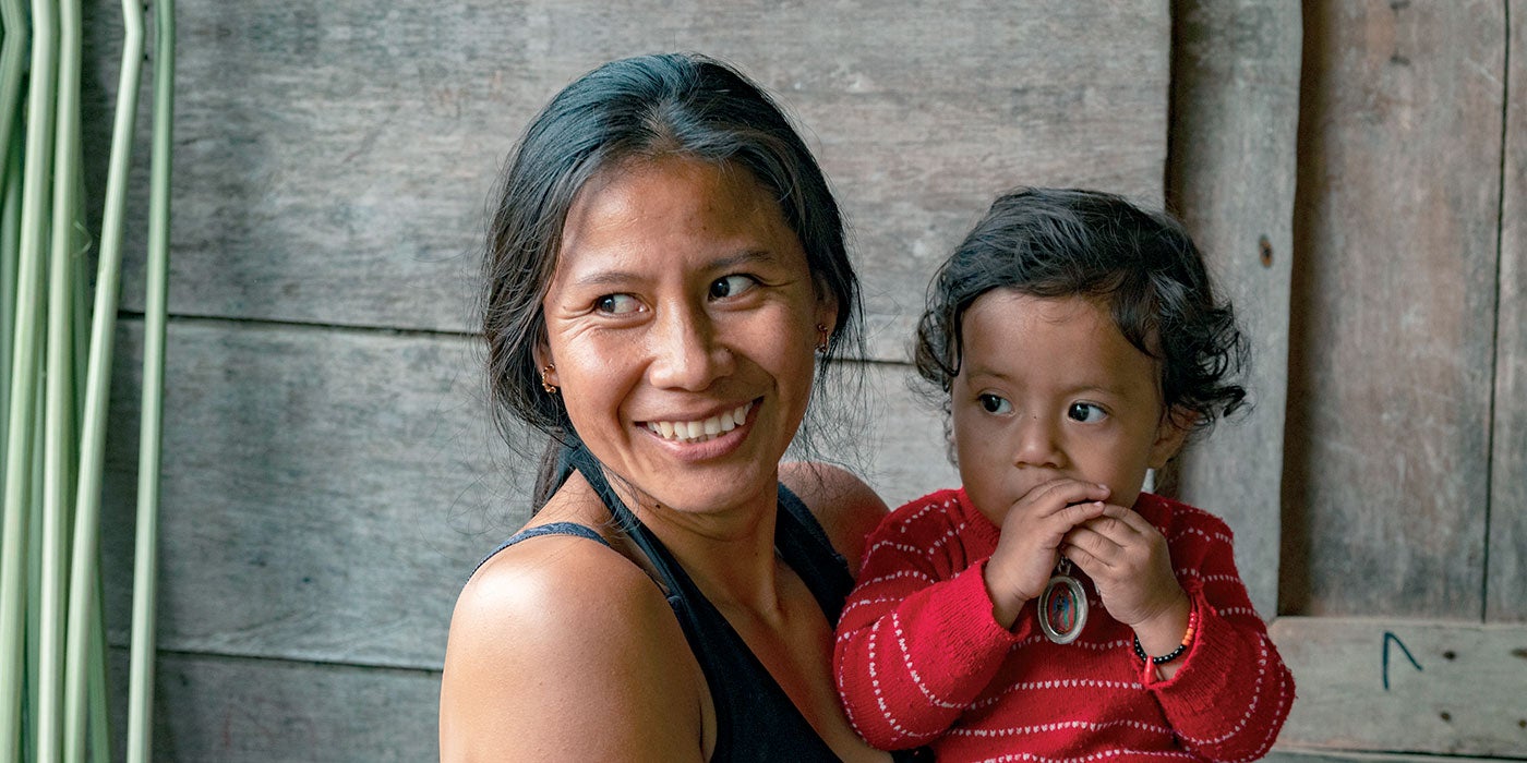 Madre con un niño en brazos