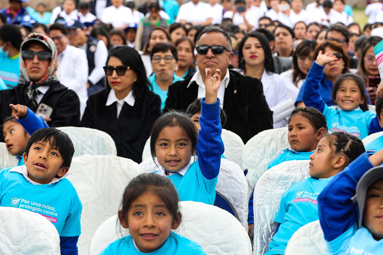 Niños participaron en la ceremonia de lanzamiento del barrido nacional de vacunación