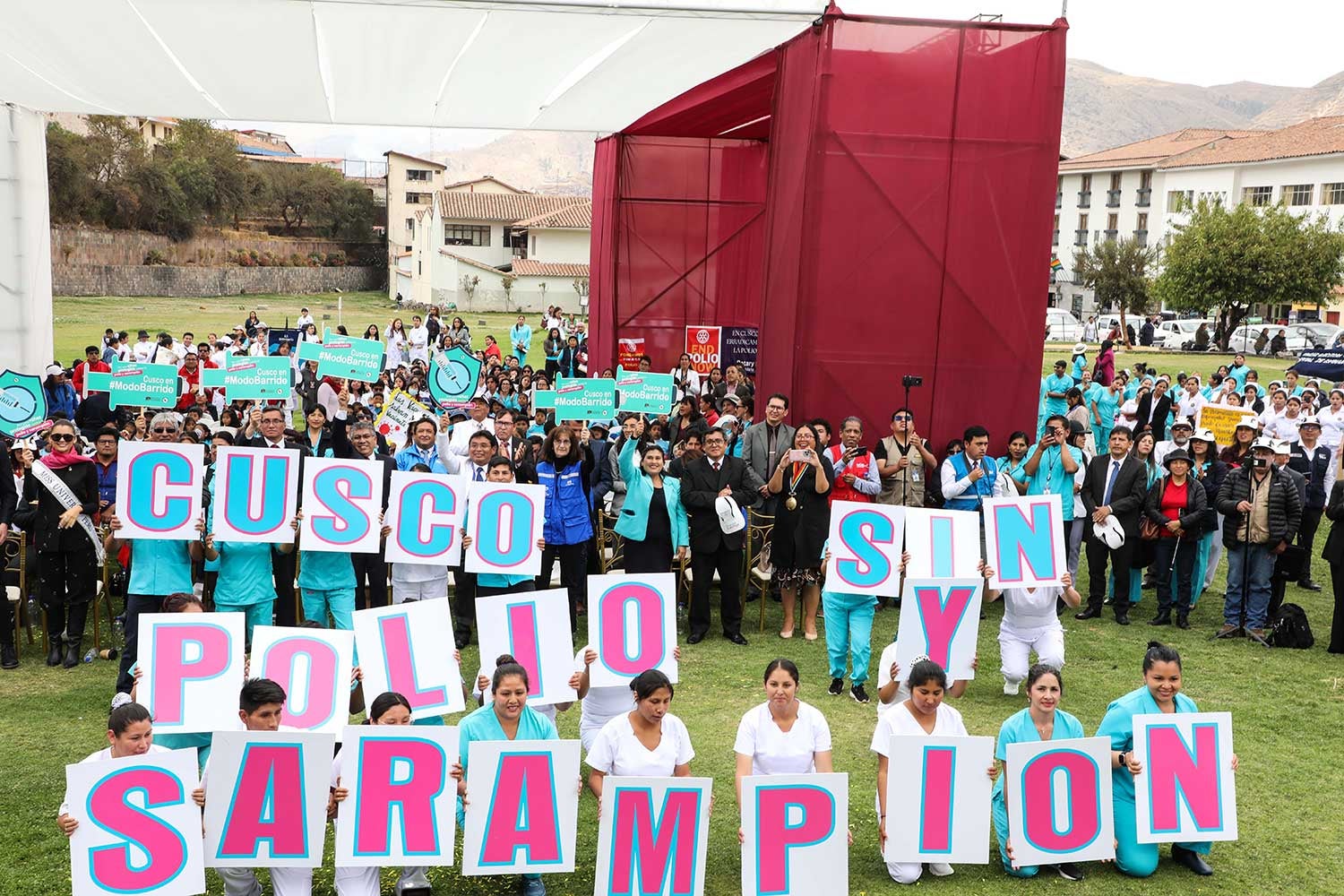 Autoridades participan de fotografía con cartel contra polio y sarampión