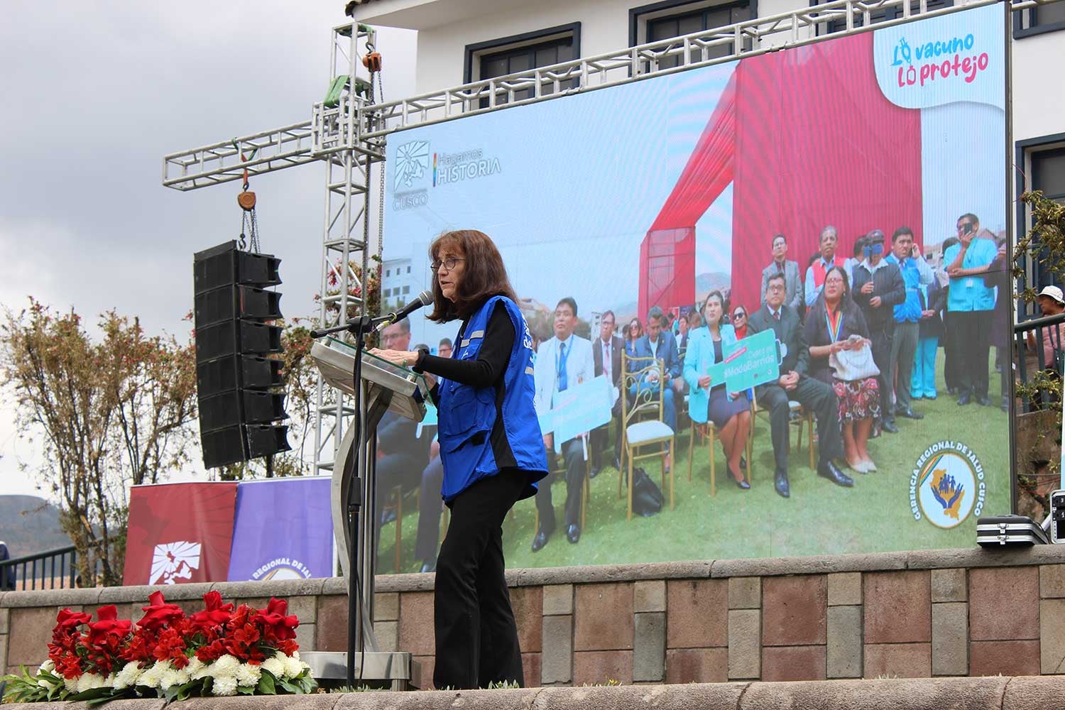 Maureen Birmingham, representante de OPS, da palabras durante el evento