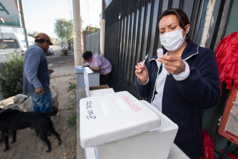 personal de salud en campaña vacunacion