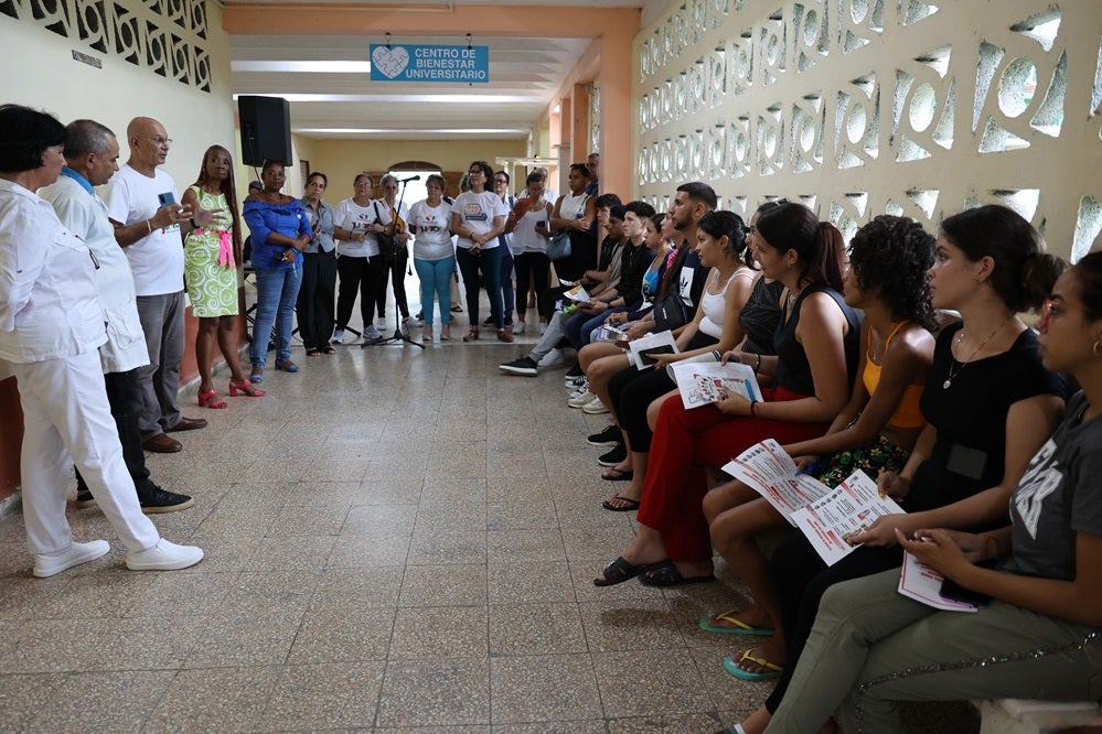 Estudiantes en Universidad de Sancti Spíritus con materiales del proyecto