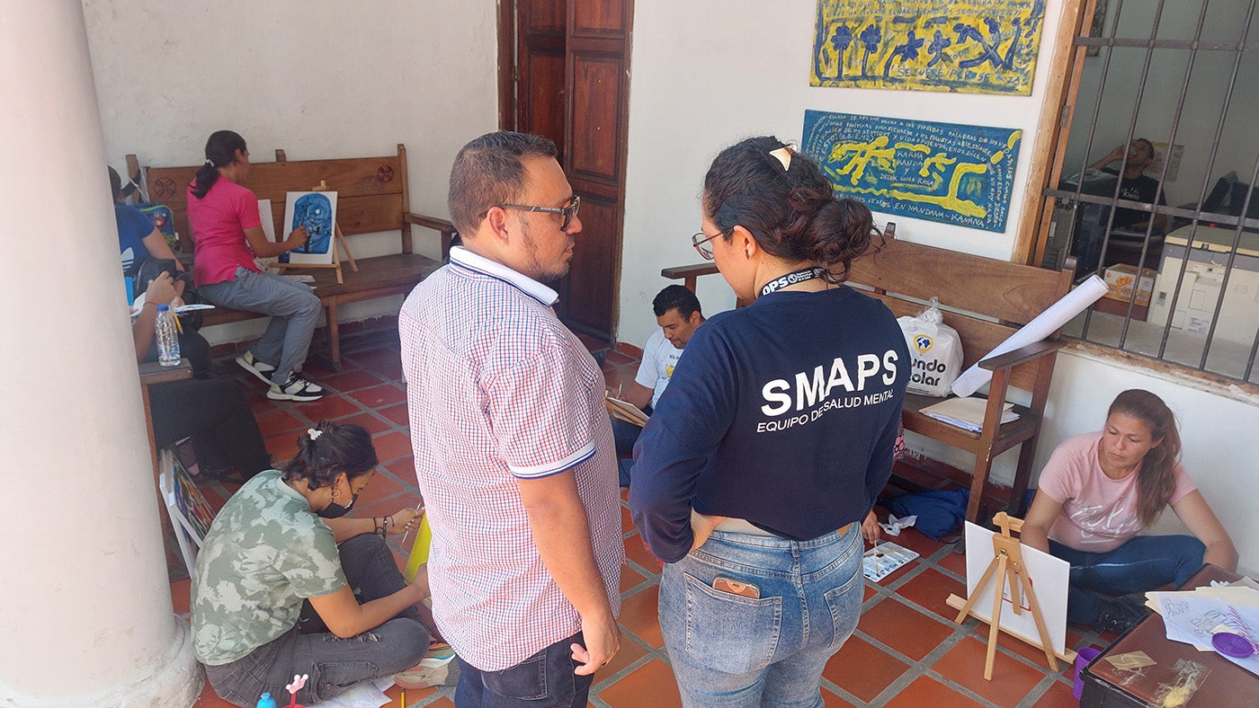 A los padres también se les pidió que participaran en la jornada vespertina de arte terapia