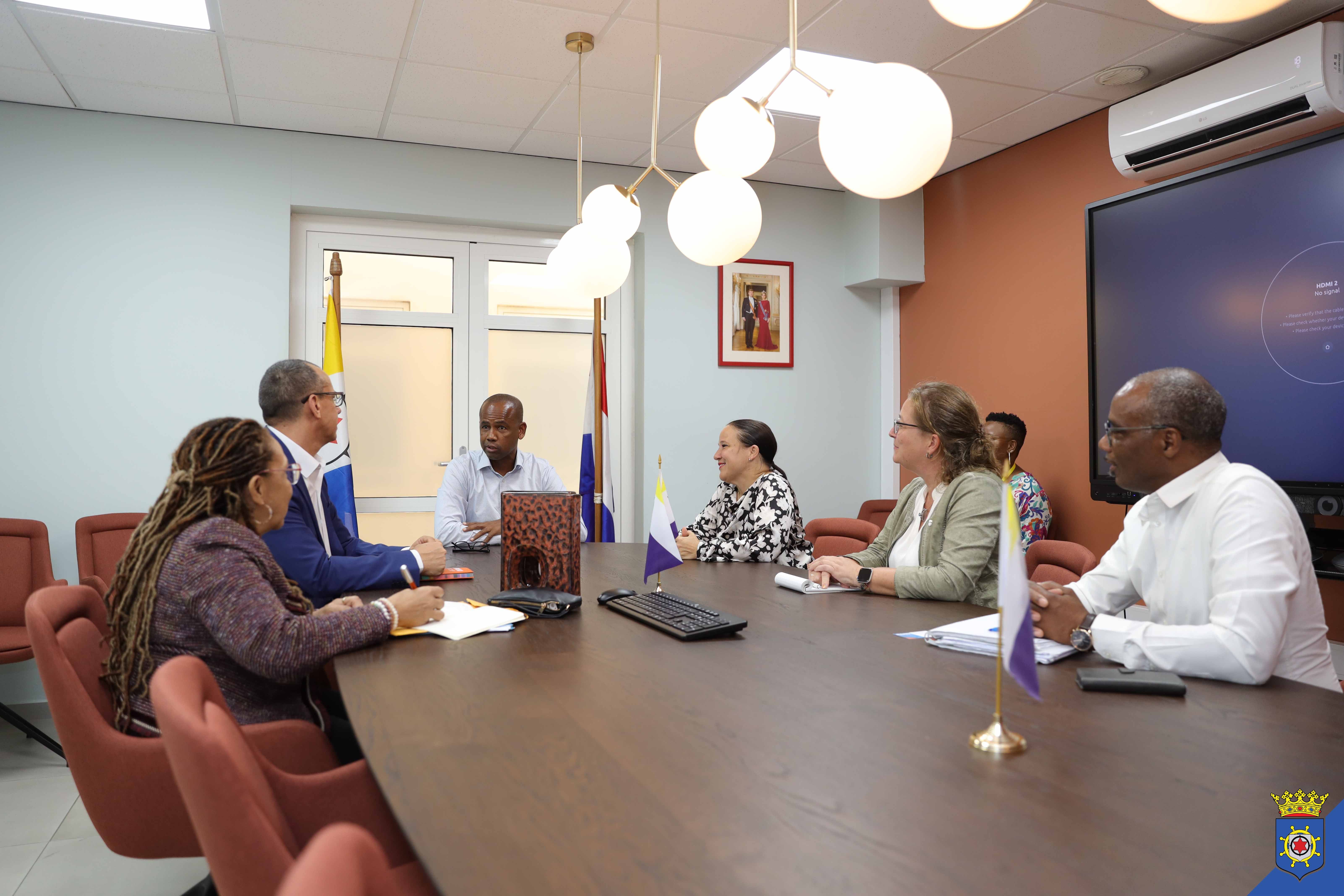 (L-R) A cordial meeting between Ms Nicola Taylor - Program Management Specialist for the Dutch Caribbean Islands, Dr Gabriel Vivas Francesconi -  PAHO/WHO Representative for Trinidad and Tobago, Aruba, Curacao, Sint Maarten, Bonaire, St Eustatius and Saba, Mr. John Soliano, Governor of Bonaire, Ms. Nina den Heyer -  Executive Council Deputy and senior representatives from the Government.