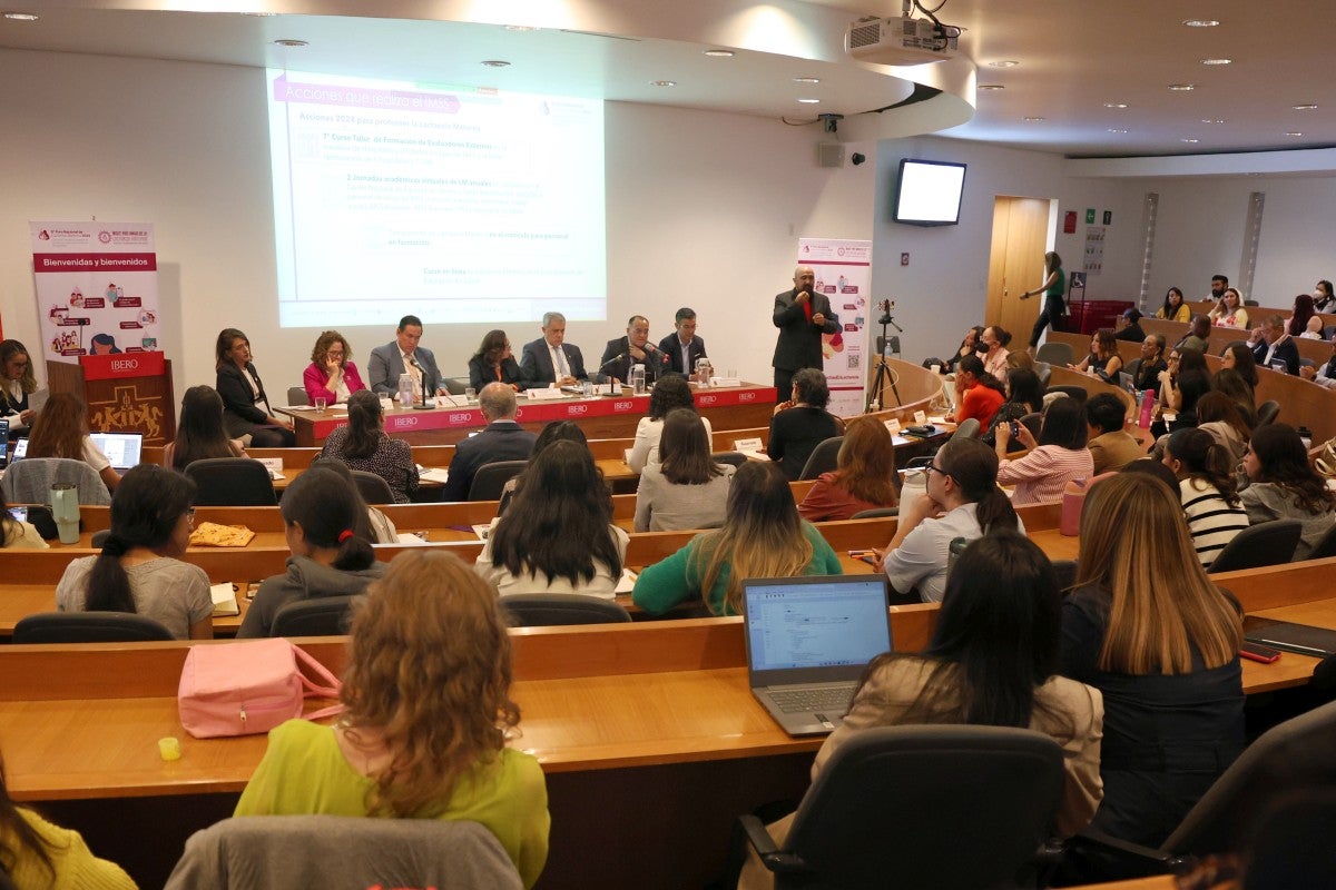 Foto tomada durante el Foro, se observan los ponentes y el público asistente