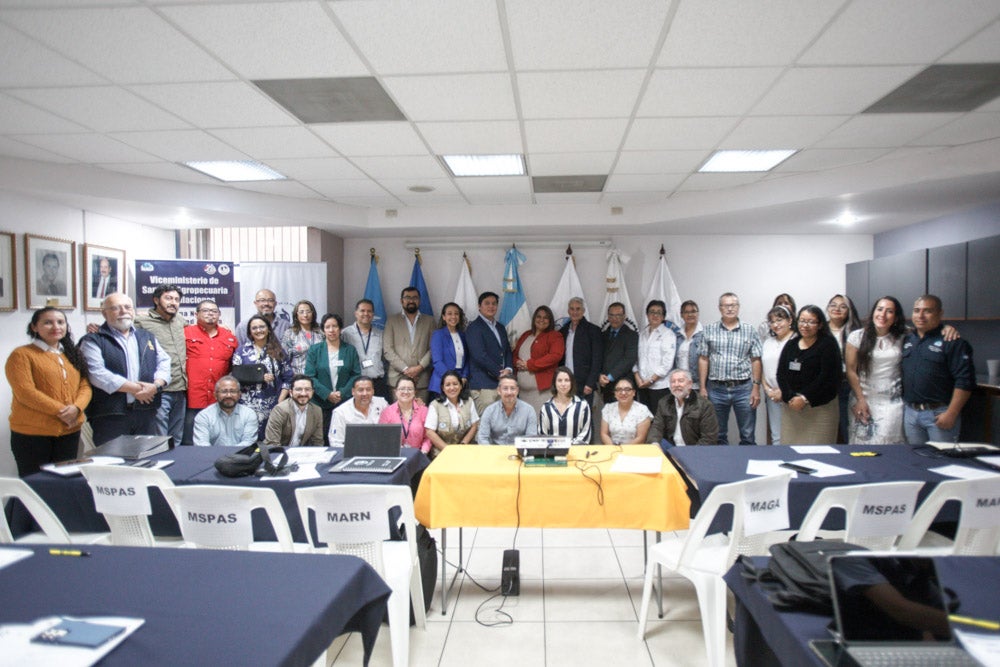 OPS brinda cooperación técnica a Guatemala para realizar una evaluación conjunta de riesgos para influenza aviar zoonótica a través del trabajo intersectorial entre salud humana, animal y ambiental