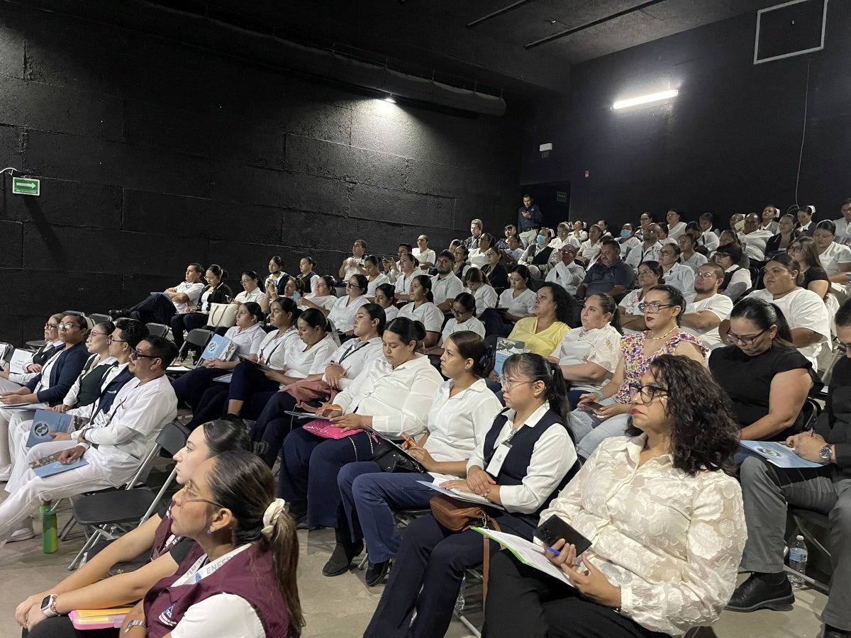 Asistentes al taller de actualización, sentados en el auditorio donde tuvo lugar.