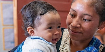 Imagen que muestra una madre y su hijo bebe