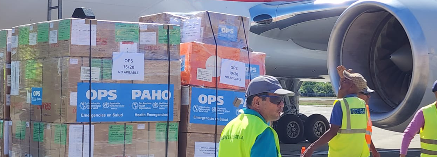 cajas con donaciones enviadas por avión a cuba. Las cajas tienen el logo de OPS