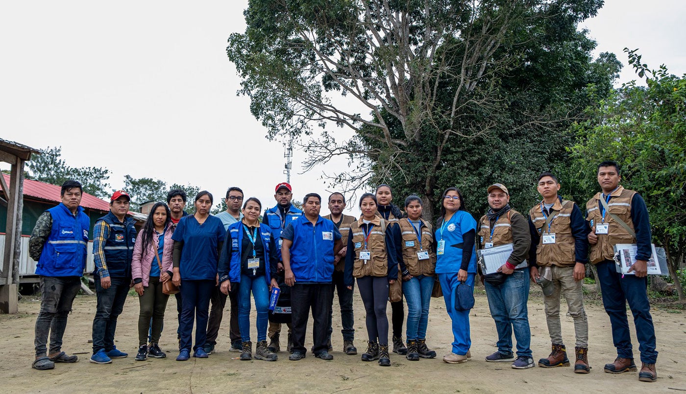 The Trachoma Rapid Assessment team, alongside Ángel Sinuiri, technical manager of the Eye Health Area of the Bolivian Ministry of Health and Sports, Vladimir Salazar, supervisor of the Indigenous Health Network of the tropics, and the mission coordinator, Ely Linares, PAHO consultant. 