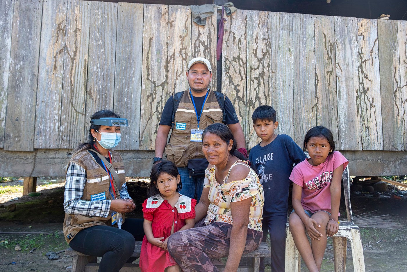 En Bia Recuaté, territorio del pueblo Yuquí, la familia de Luisa Guaguasu posa junto al equipo de evaluadores luego de la evaluación rápida de tracoma.