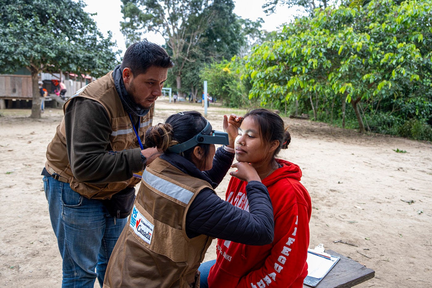 En Puerto Las Flores, dentro de tierra indígena Yuracaré, el equipo formado por un registrador y un evaluador inicia la evaluación rápida de tracoma.