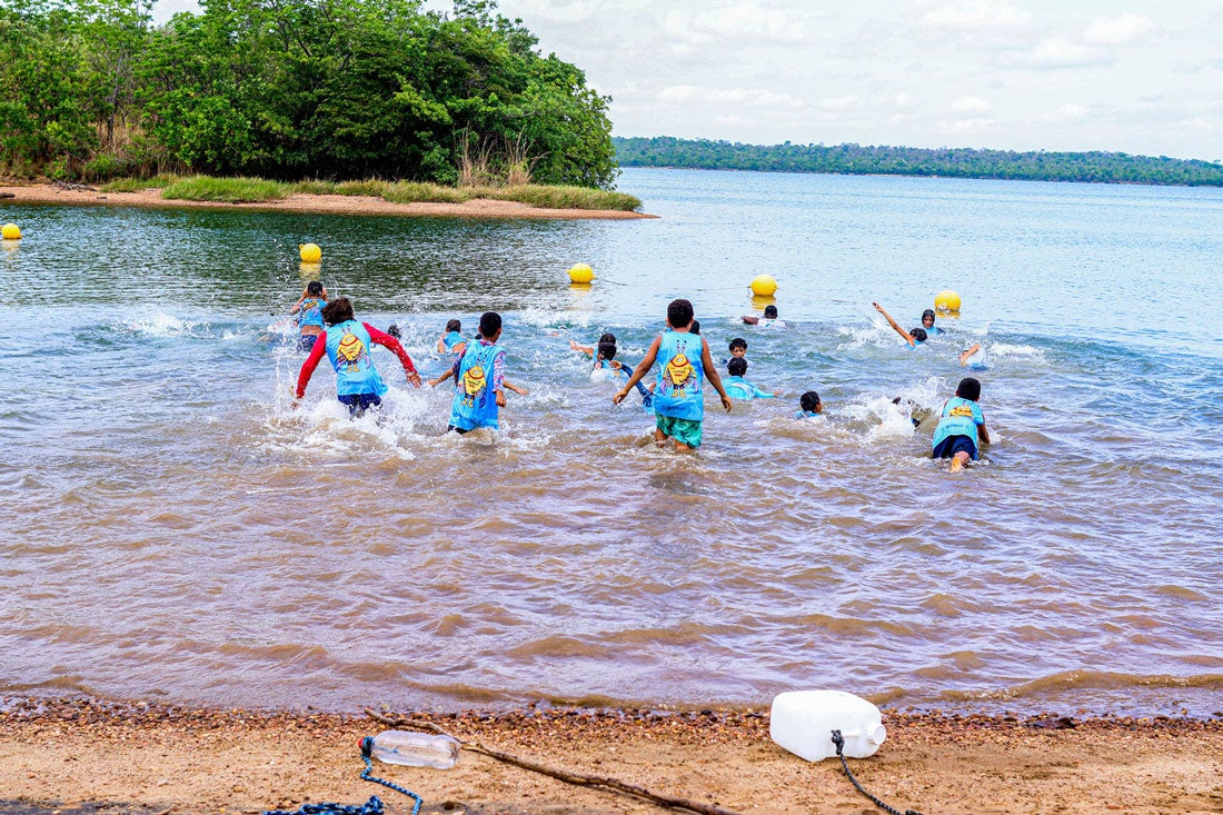 Los niños participan en ejercicios para evitar ahogamientos.(mas