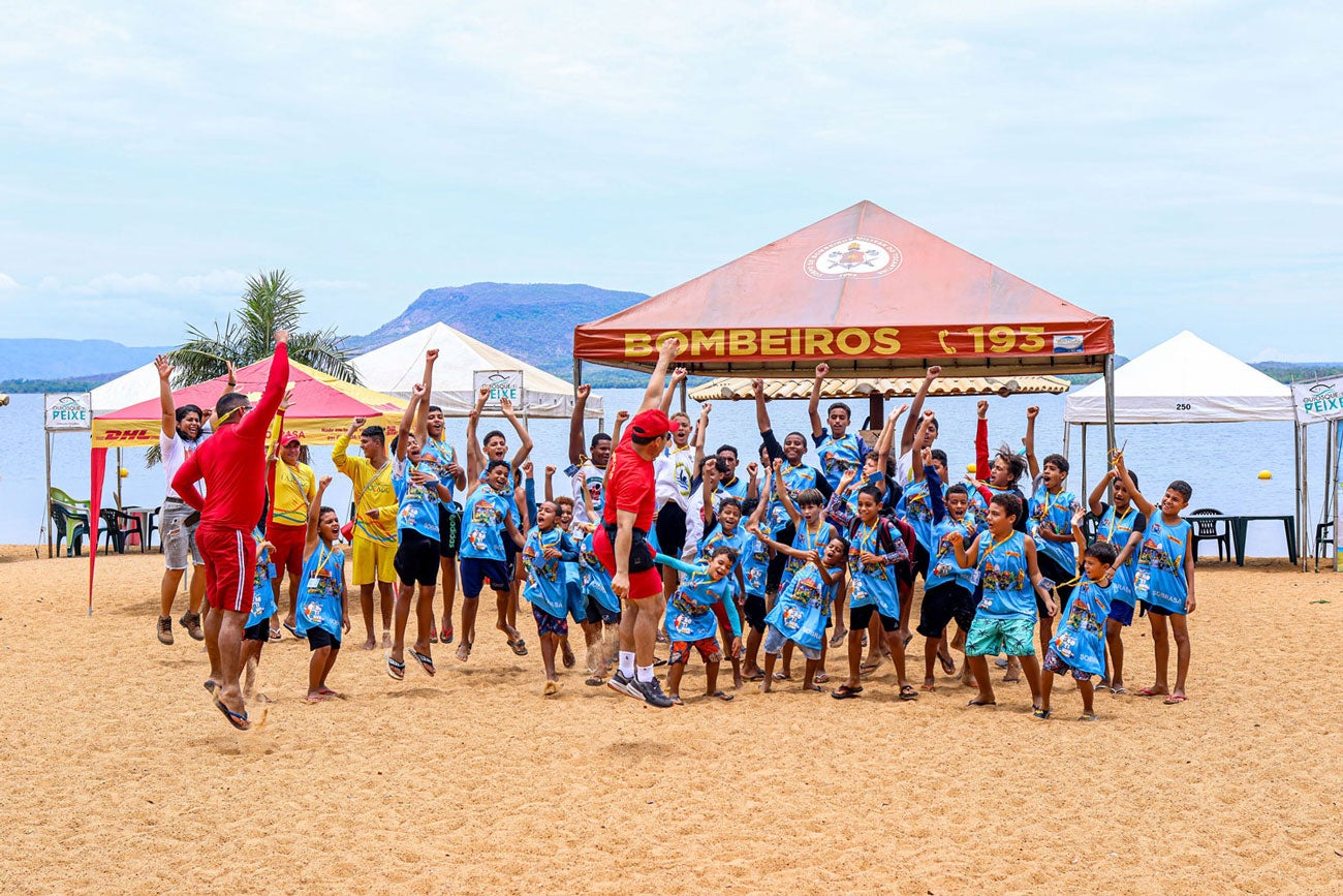 As crianças comemoram na praia pulando