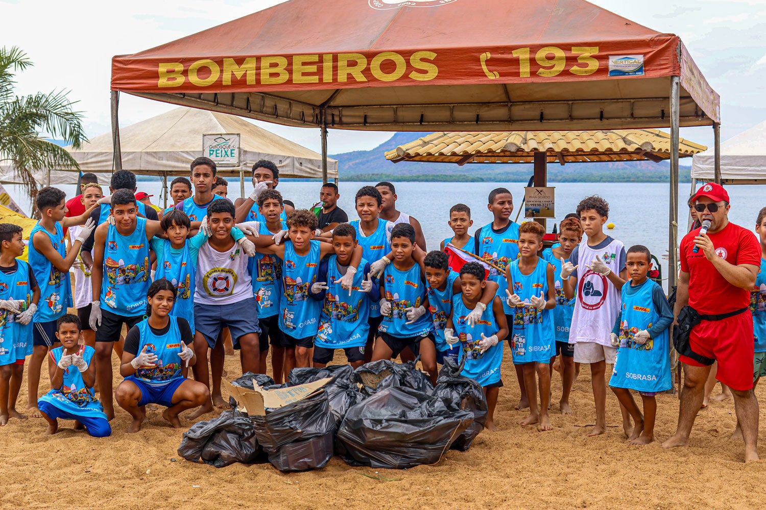 Crianças posam para uma foto após completarem sessão de natação