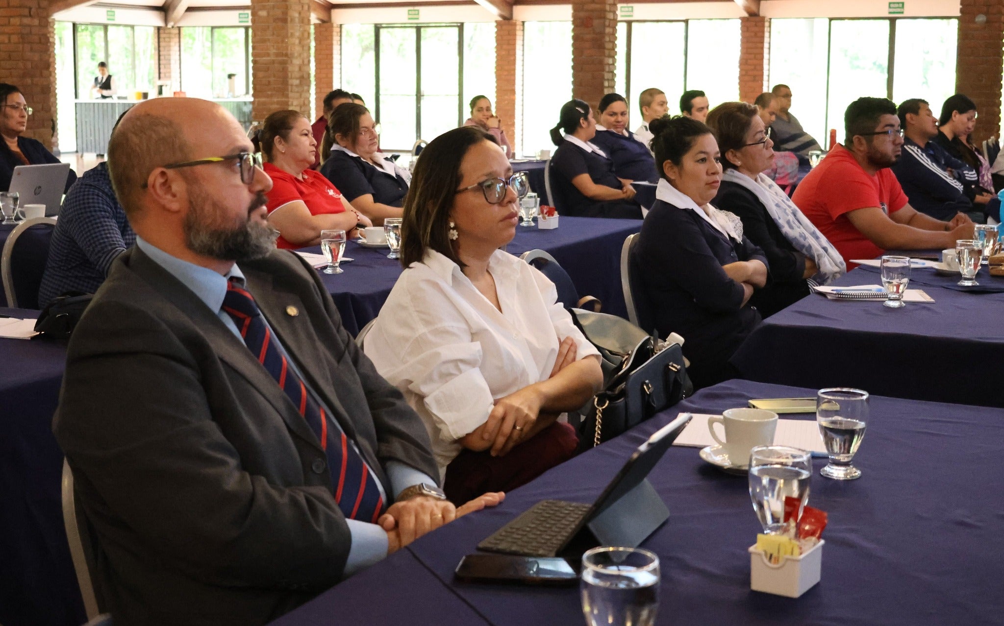 Asistentes de la capacitación, observan las presentaciones