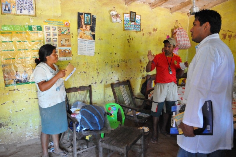 personal de salud explicando enfermedad de chagas