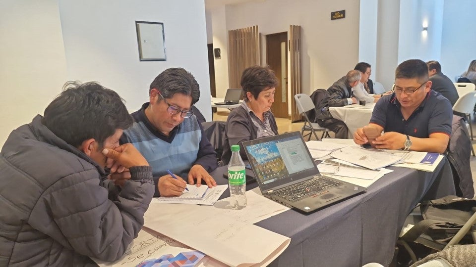 funcionarios en el taller de chagas