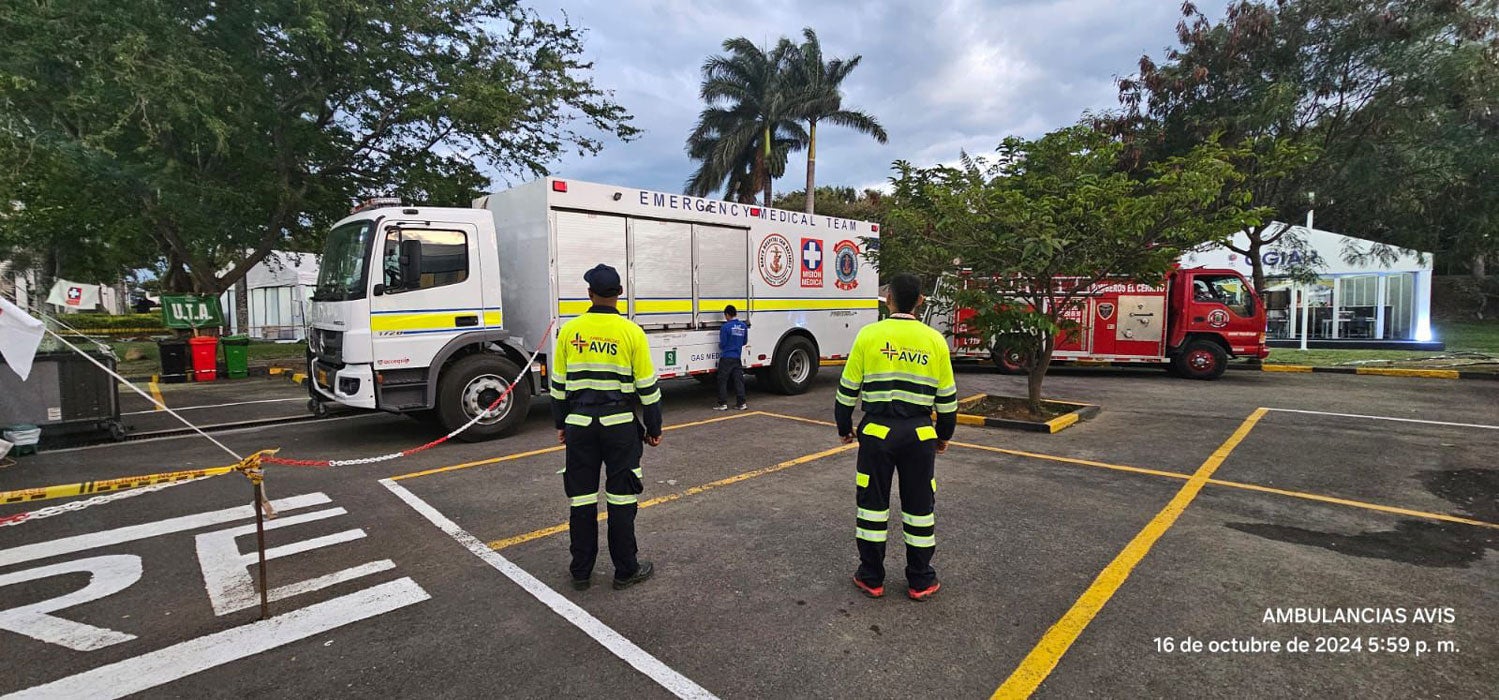 personal de urgencias en el hospital ambulante