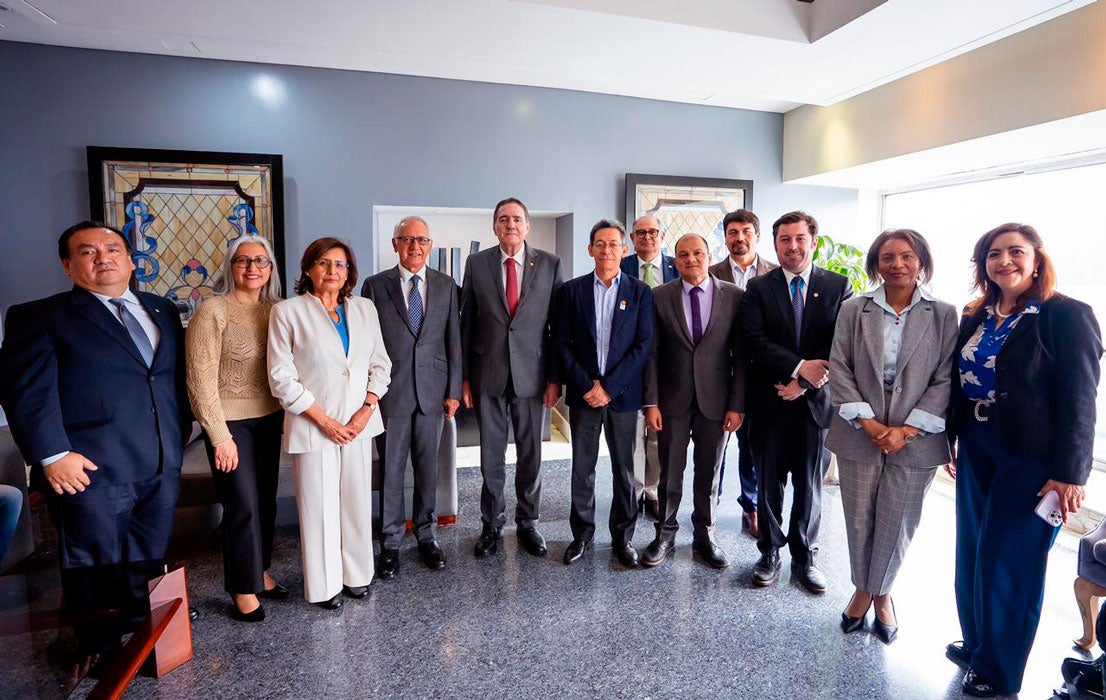 Dr. Jarbas, con el ministro de Salud y su Viceministros acompañados de los asesores Internacionales de OPS liderado por la Representante la Dra. Gina Tambini