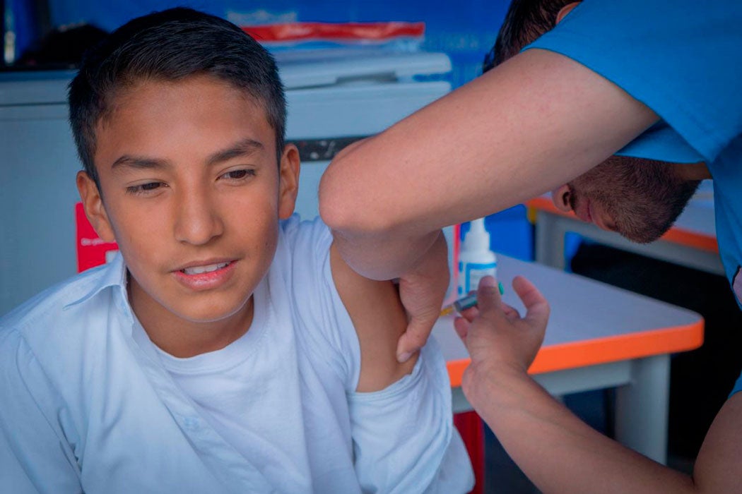 Un joven se vacuna contra el VPH en el colegio Laureano Gómez de Bogotá