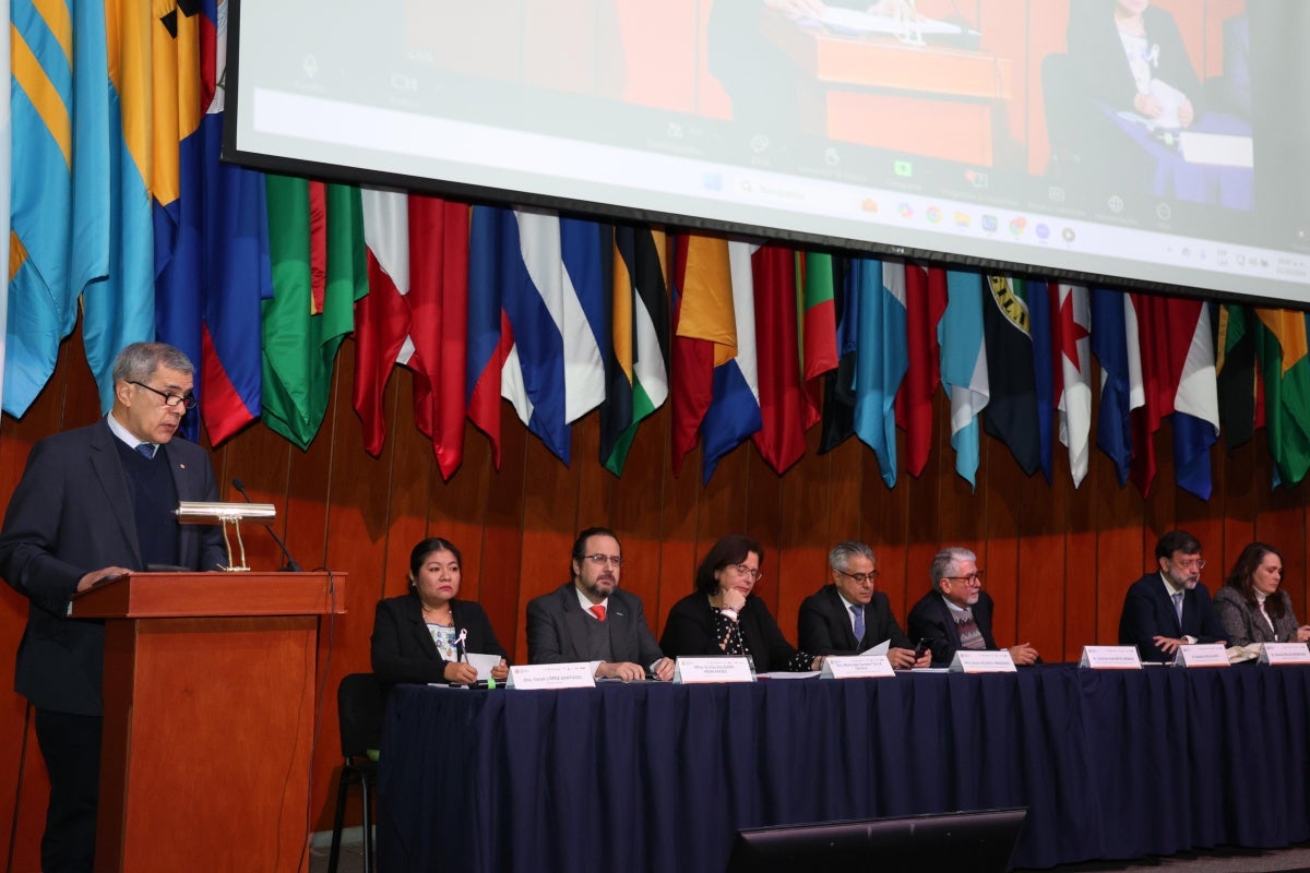 José Moya dando su mensaje en la inauguración del Congreso