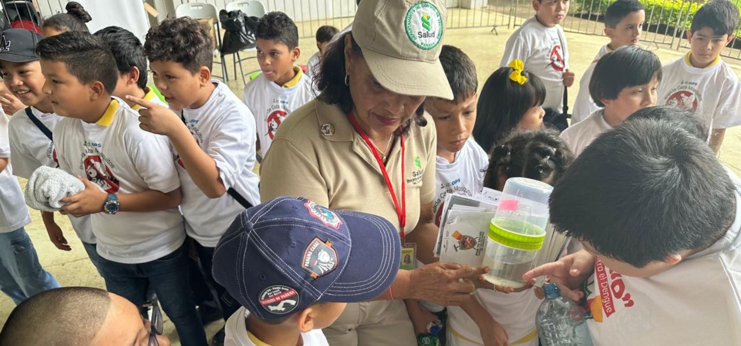 Foto grupal - Niños “cazamosquitos” aprendiendo sobre el ciclo de vida del mosquito.