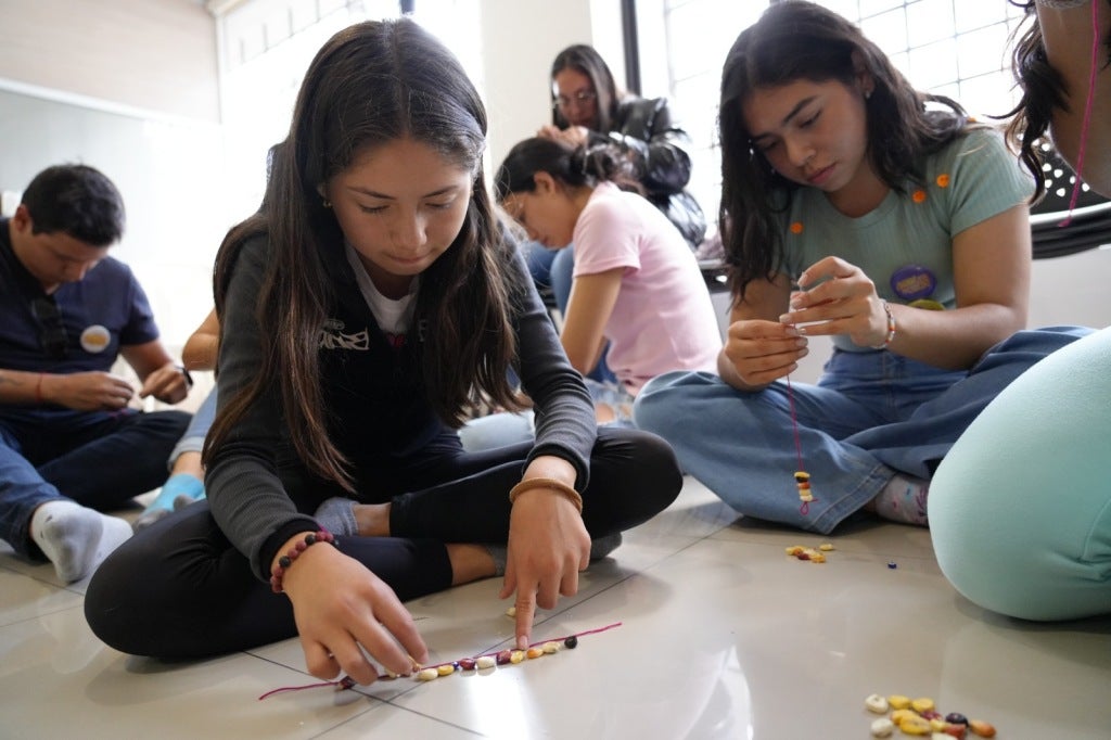 Adolescentes, jóvenes y adultos son parte del taller de prácticas ancestrales de autocuidado