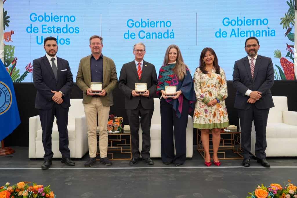 Entrega de reconocimientos a cooperantes con Ecuador 