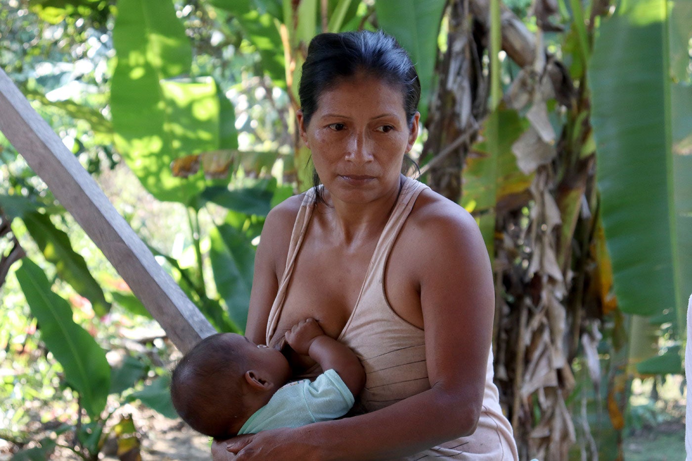 Un madre de de lactar a su bebé