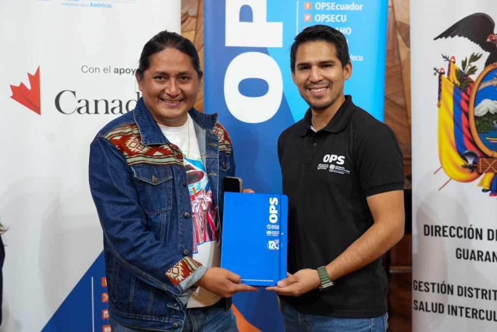 Inty Yumbay, alcalde de Guaranda junto a Daniel Antiporta, asesor internacional de la OPS Ecuador.