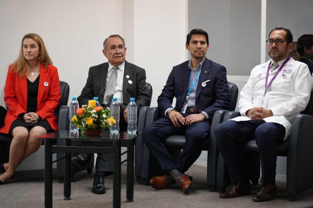 HGOIA (De izquierda a derecha) Equipo de la OPS regional y nacional junto al ministro de salud, Antonio Naranjo, y gerente del Hospital.