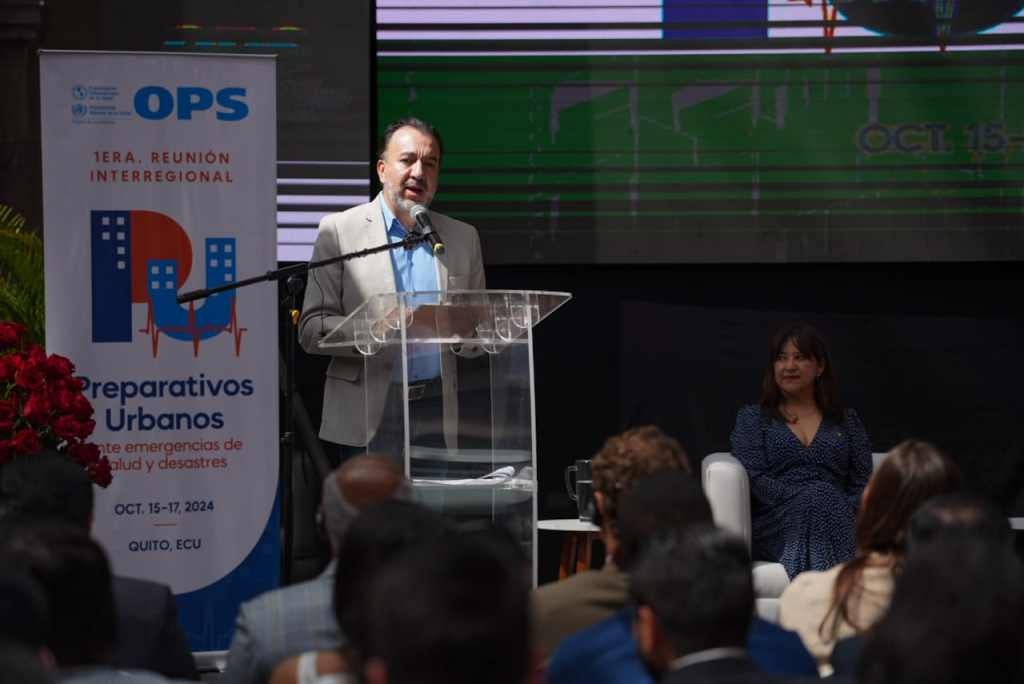 Pabel Muñoz, alcalde de Quito, interviene con su discurso en la sesión inaugural.