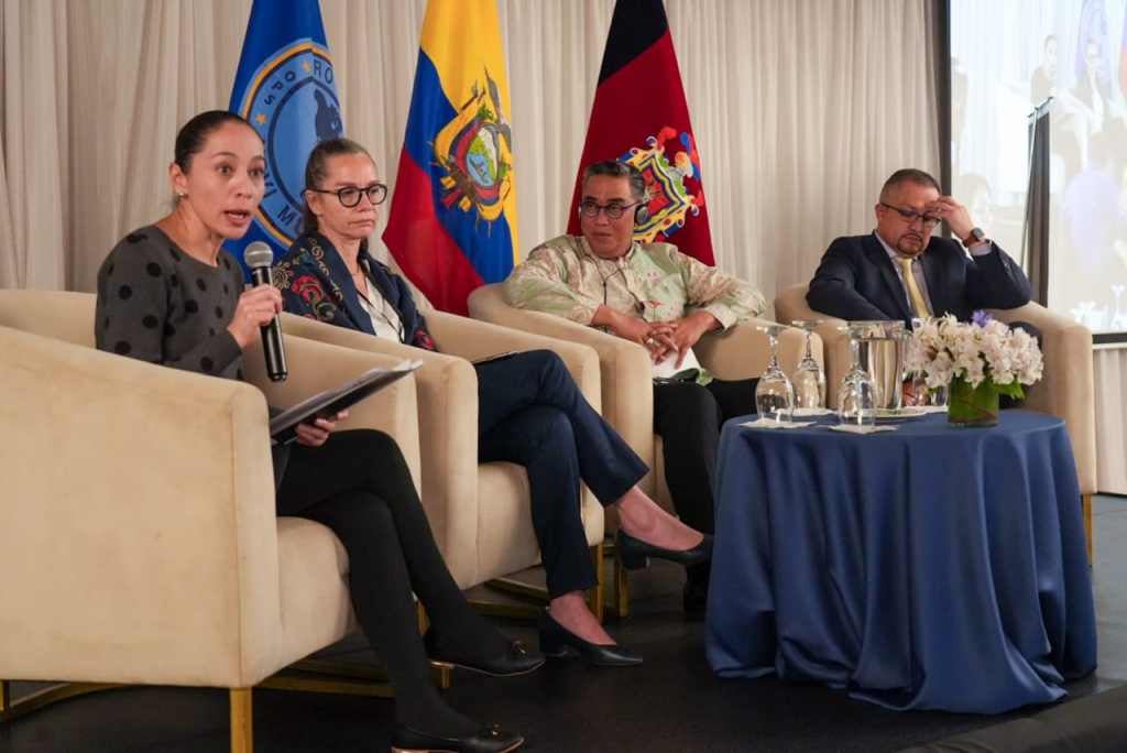 En la sesión de clausura intervienen la delegada de la Secretaría de Salud de Quito; Valeska Stempliuk, de la OPS Ecuador; Ludy Suryantoro de la OMS; y Alex Camacho de la OPS Washington. 