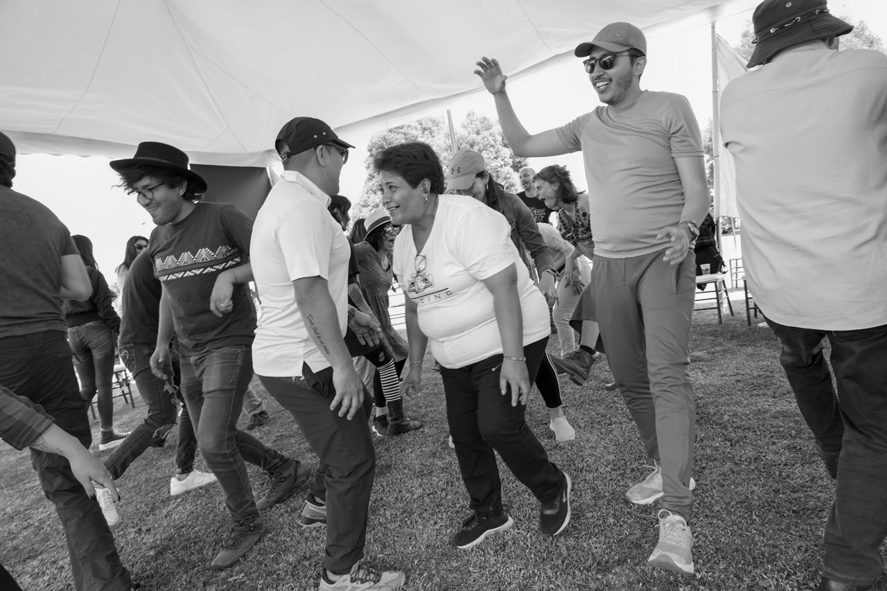 Gruppo de personas bailando en una actividad al exterior