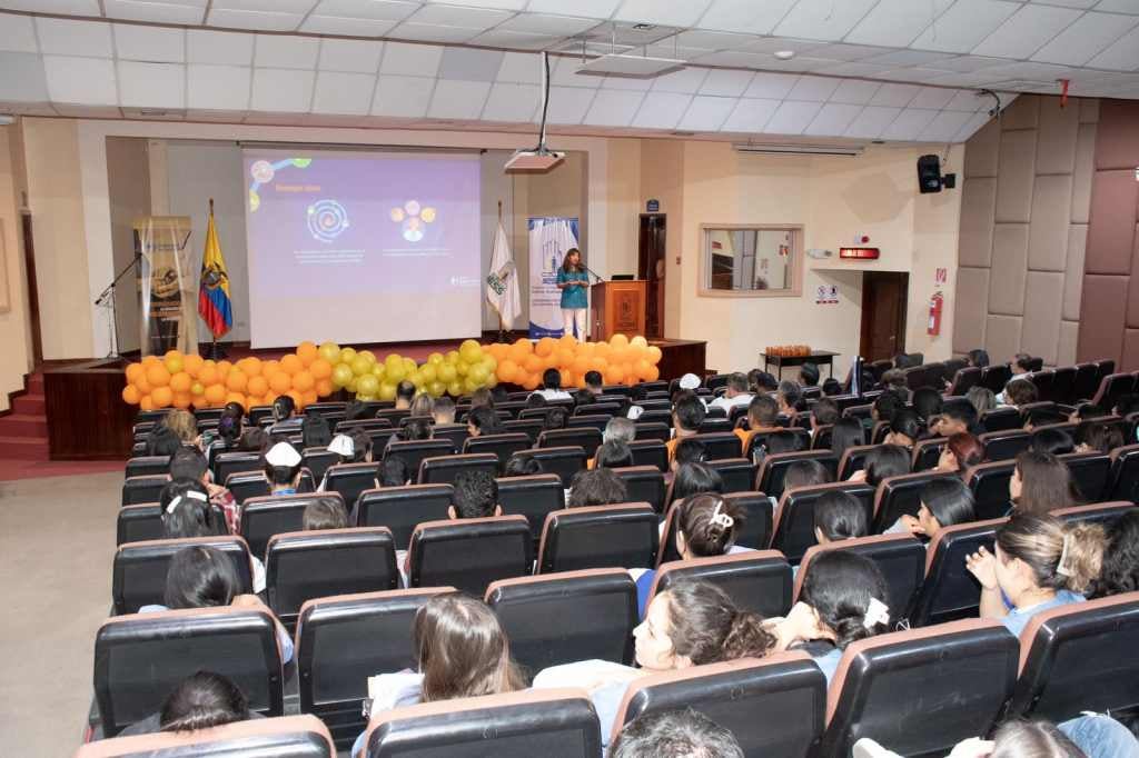 La representante de OPS Ecuador, doctora Sonia Quezada, hace un llamado a la acción durante su intervención en el edificio matriz del IESS