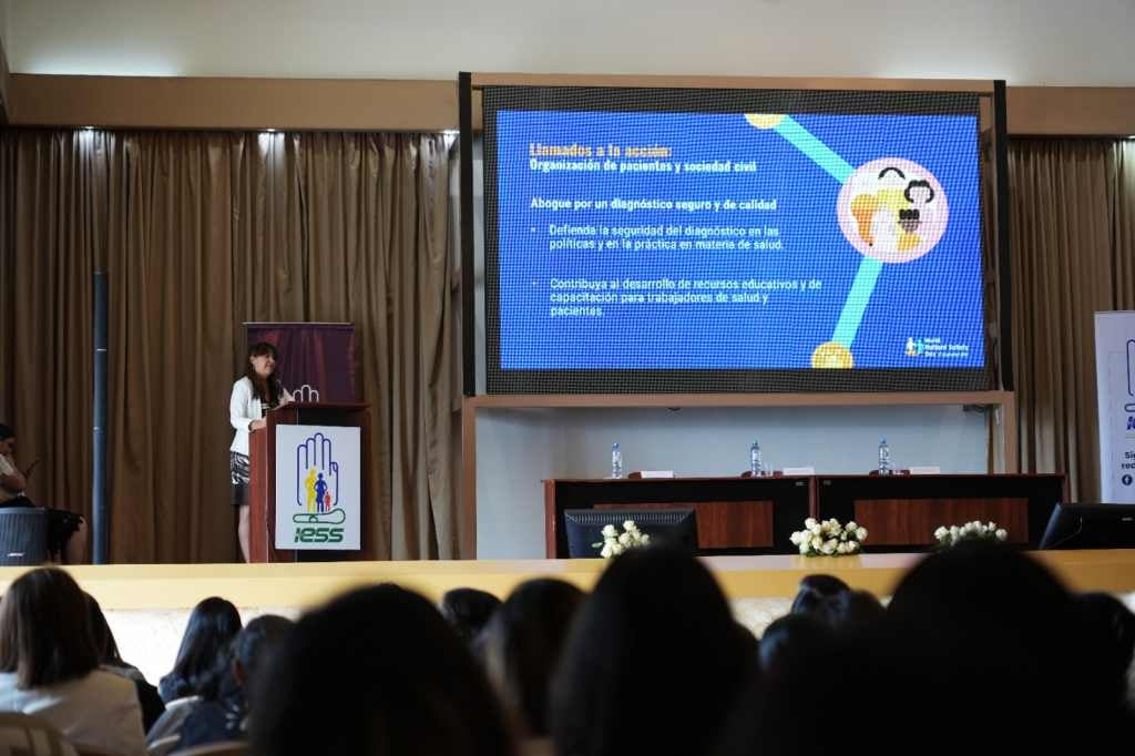 La representante de OPS Ecuador, doctora Sonia Quezada, hace un llamado a la acción durante su intervención en el edificio matriz del IESS