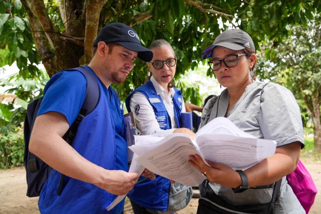 Equipo técnico integrado por la UTE, OPS y el MSP revisa información sobre tracoma