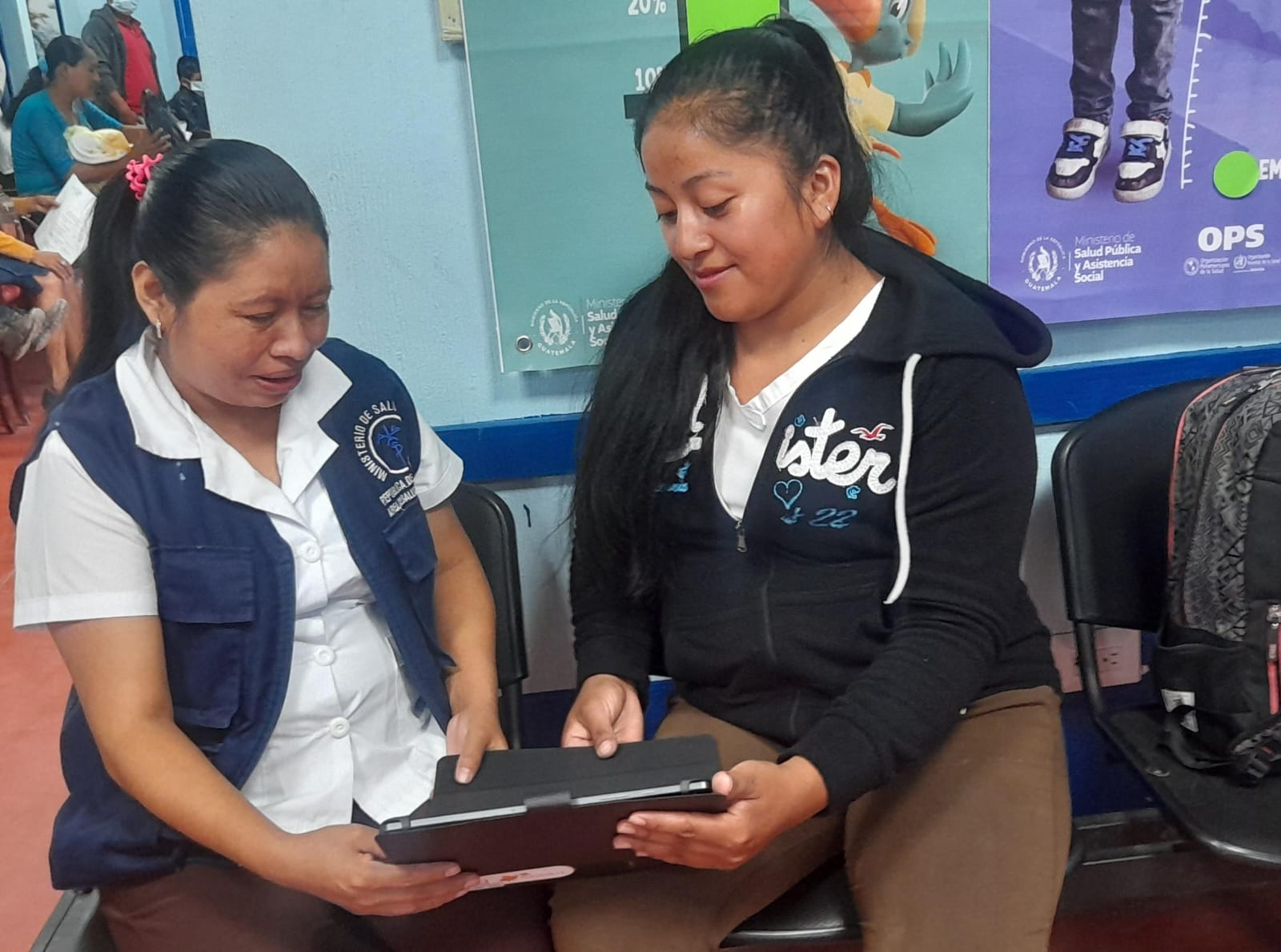 Auxiliares de enfermería de Olopa, Chiquimula participan en el curso de salud familiar y comunitaria desde una tablet.