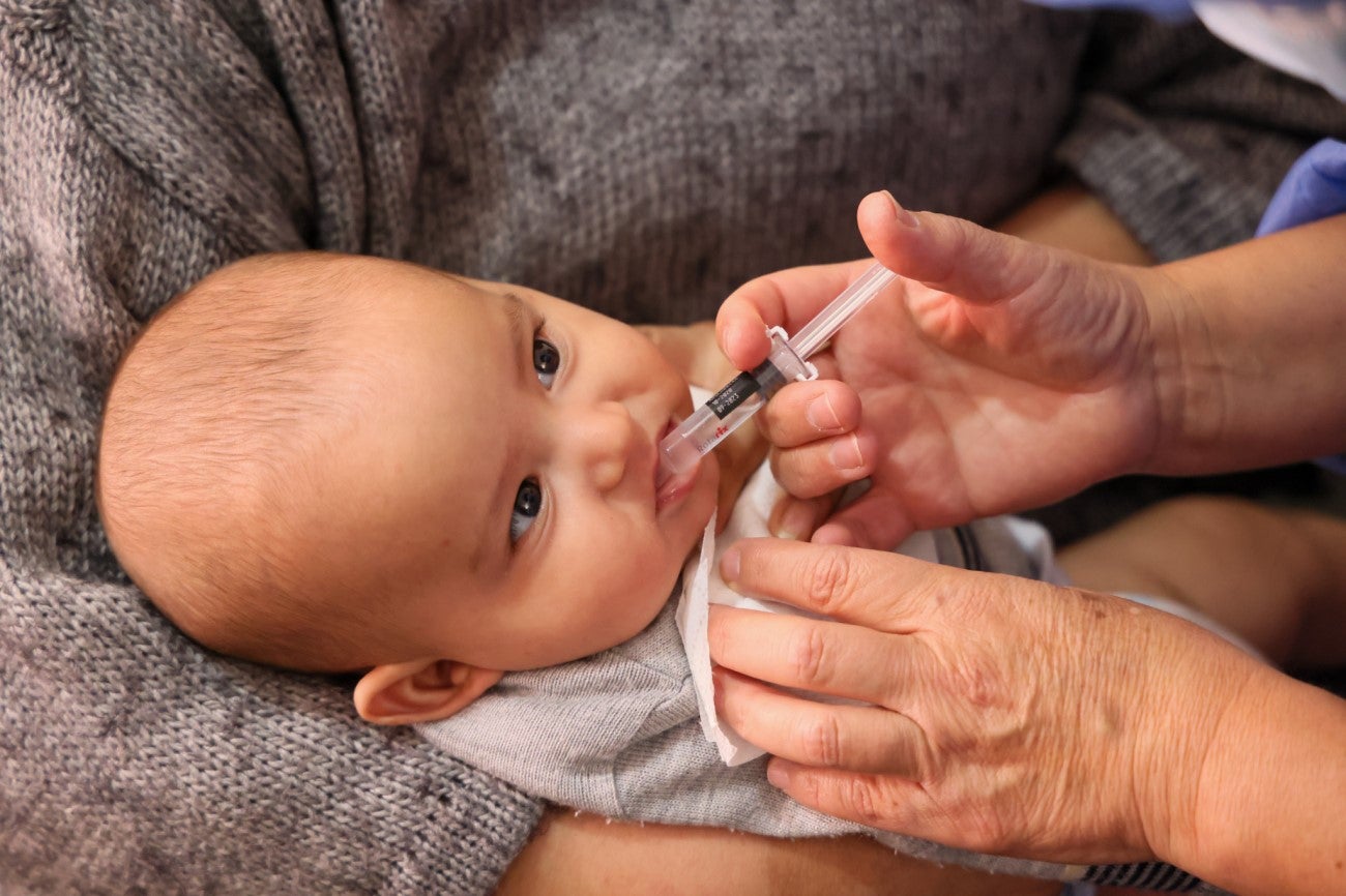 Bebé recibiendo vacuna