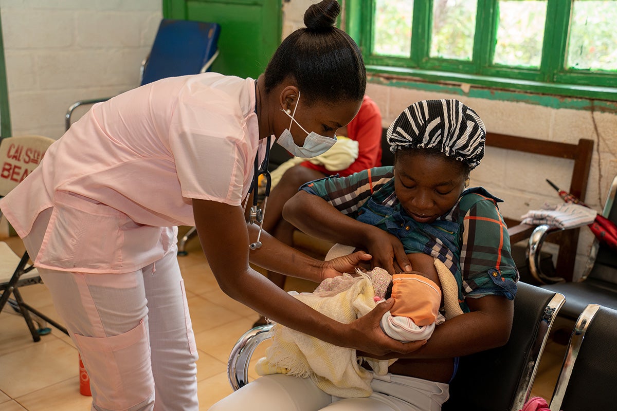 Une infirmière aide une mère à allaiter son bébé avec succès