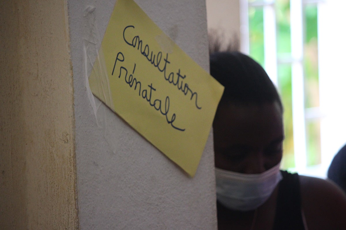 Une femme attend à la consultation prénatale