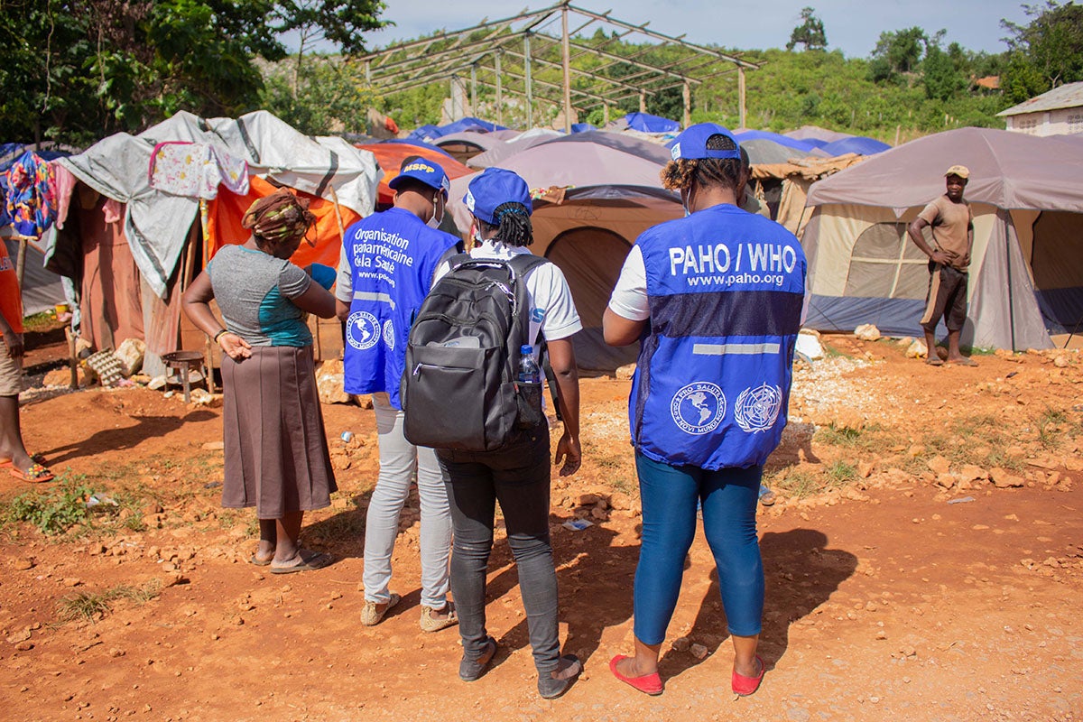 Visite du personnel de l'OPS dans un camp de personnes déplacées