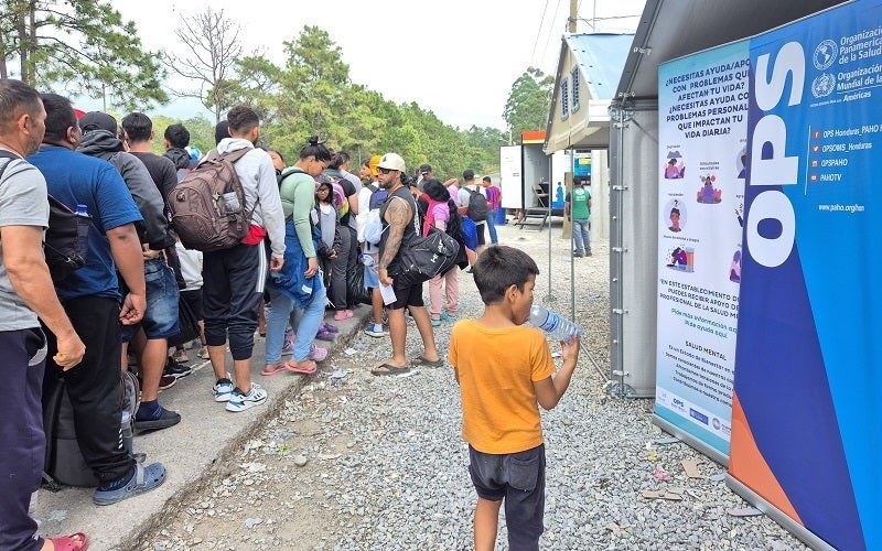 Migrantes hacen fila para ser atendidos en Machuca, Ocotepeque